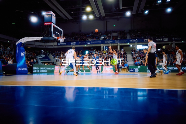 Spieler versucht einen Korbwurf