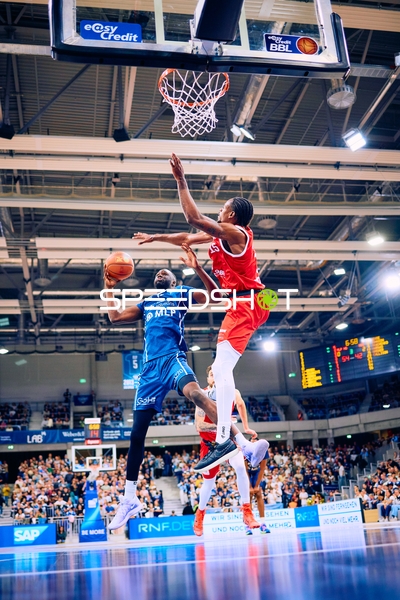 Dramatischer Wurfversuch der MLP Academics unter Gegenwehr