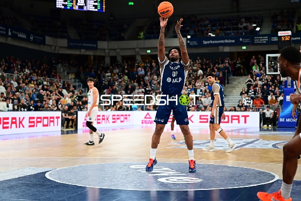 Marcus Weathers (00; MLP Academics Heidelberg) mit Wurf