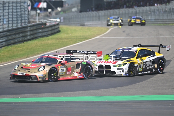 Zwei Fahrzeuge auf der Rennstrecke