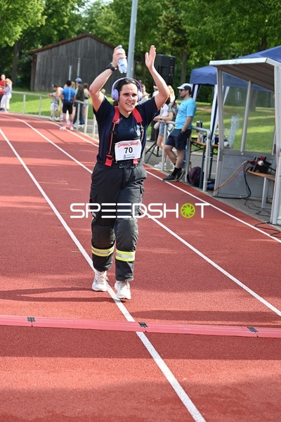 Läuferin überquert Ziellinie