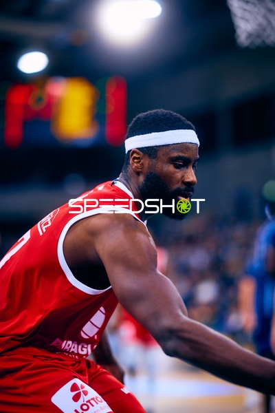 Intensive Dribbling-Sequenz zwischen MLP Academics und Syntainics MBC