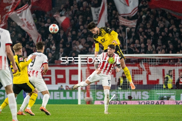 Kopfball-Duell im Strafraum