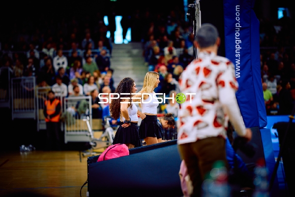 Cheerleader-Performance