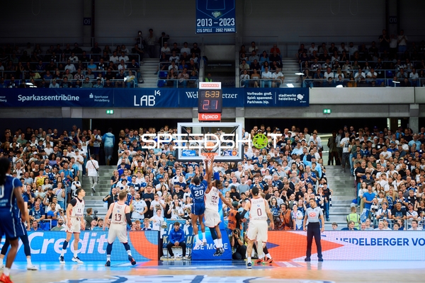 Spieler kämpfen um den Ball