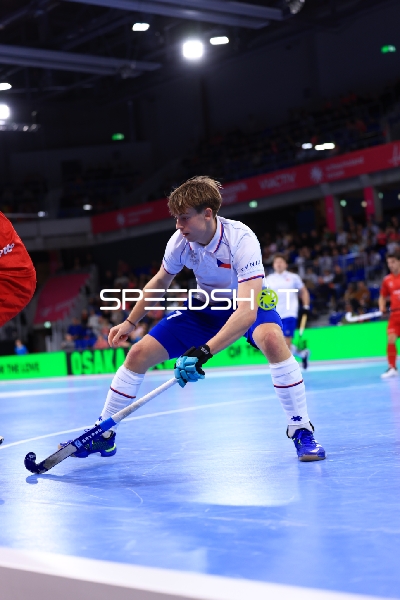 František TOMS (7; Tschechien) mit Ball