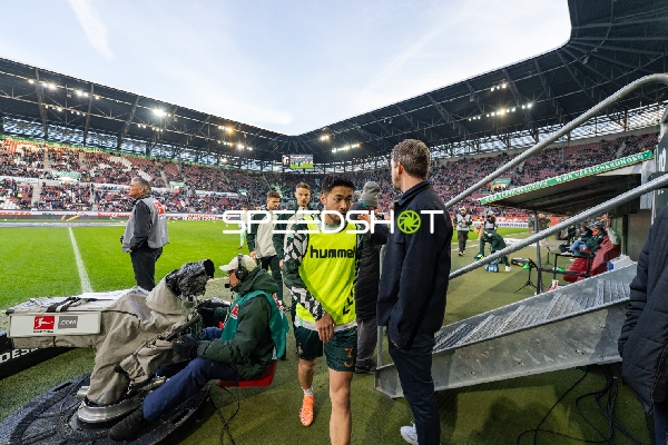 Trainer und Spieler an Seitenlinie