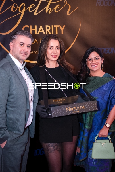 Gäste posieren bei Charity Gala