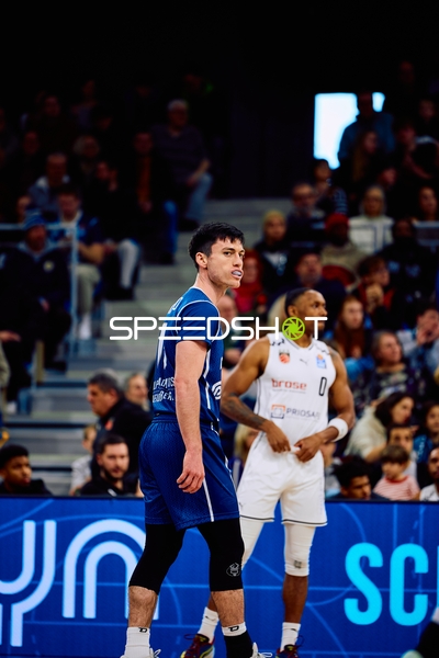 Spieler von MLP Academics Heidelberg steht auf dem Spielfeld während des Spiels.