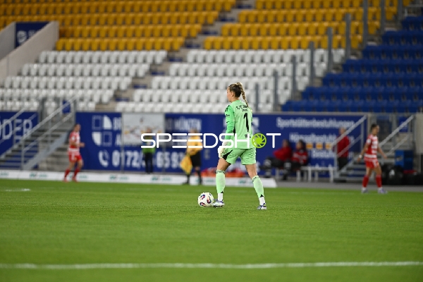 Cara Bösl (1; 1. FC Union Berlin) mit Ball