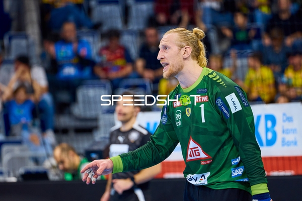 Mikael Appelgren in einer Diskussion auf dem Spielfeld