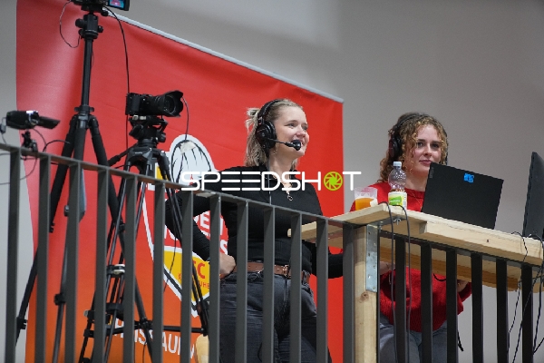 Moderatorinnen mit Headsets