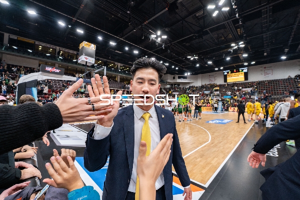 Szene mit Khee Rhee am Spielfeldrand