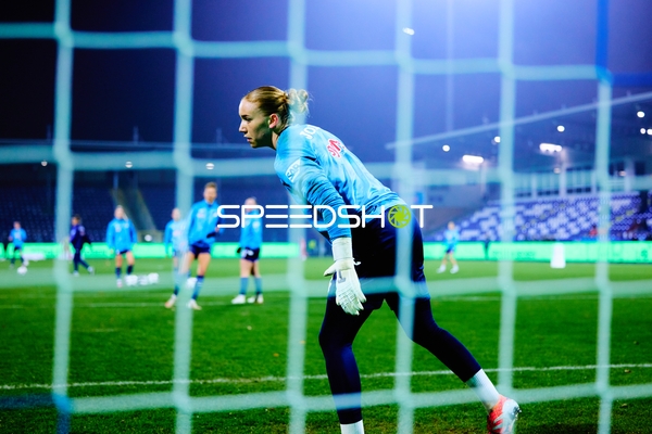 Torwart Laura Dick (1; TSG Hoffenheim Frauen) in Aktion