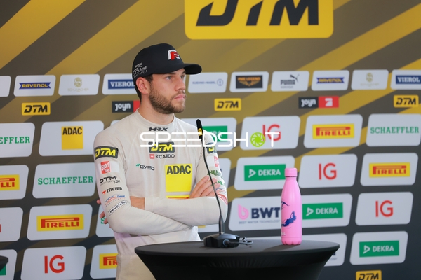 Fahrer bei Pressekonferenz