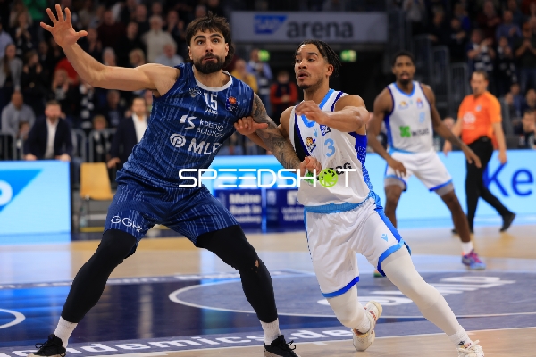 Marcel Keßen (15; MLP Academics Heidelberg) und Garai Zeeb (3; Frankfurt Skyliners) im Zweikampf