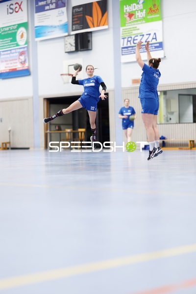 Spielerin Nummer 32 wirft dynamisch