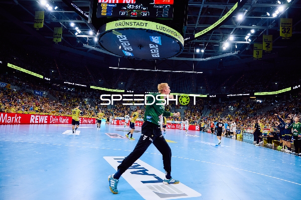 Ein Torwart führt einen Wurf aus.