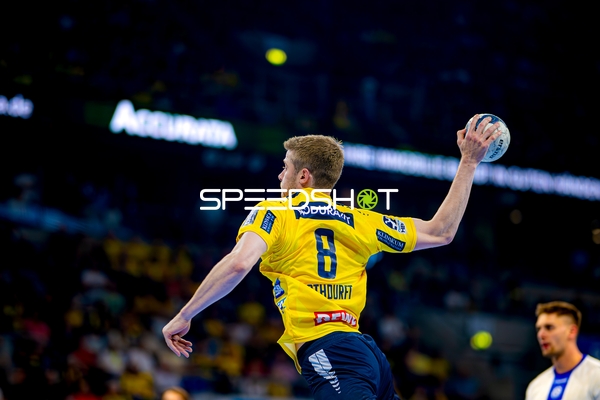 Wurf von Tim Nothdurft (8;Rhein Neckar Löwen) in Halbzeit