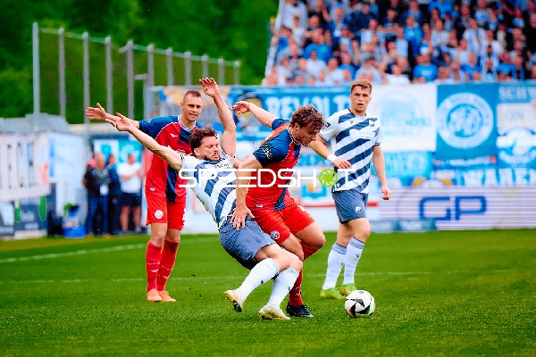 Zweikampf SV Sandhausen gegen FC Hansa Rostock