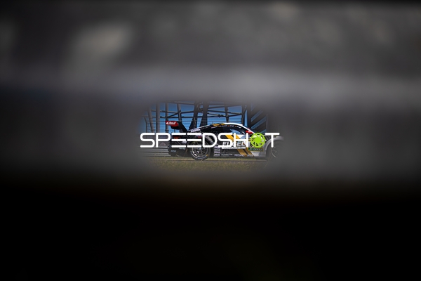 Rennfahrzeug auf der Rennstrecke