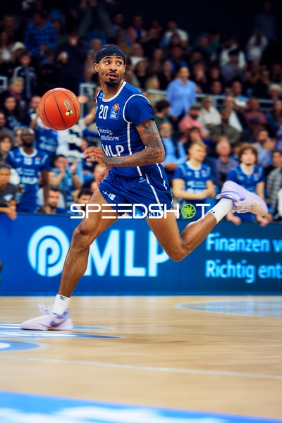 Michael Weathers (20, MLP Academics Heidelberg) dribbelt