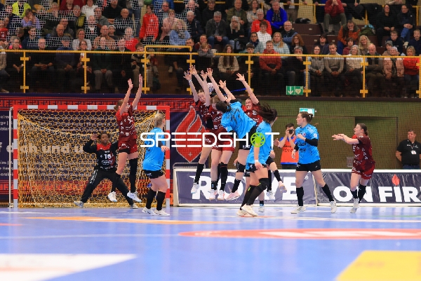 Szene mit Lena Sophia Degenhardt (8; HSG Bensheim/Auerbach), Isabell Hurst (5; HSG Bensheim/Auerbach) und Vanessa Fehr (16; HSG Bensheim/Auerbach)