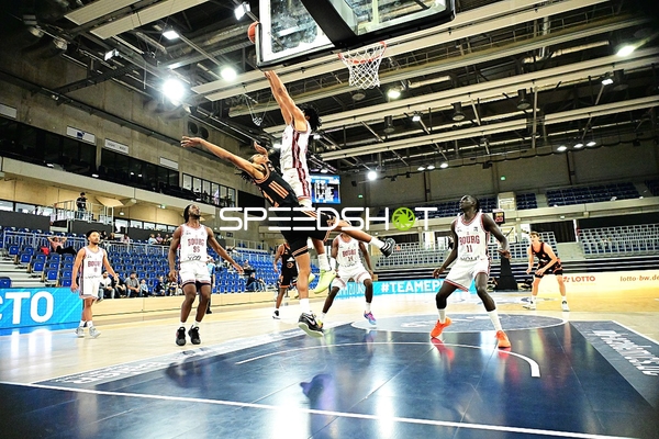 Zweikampf unter dem Korb