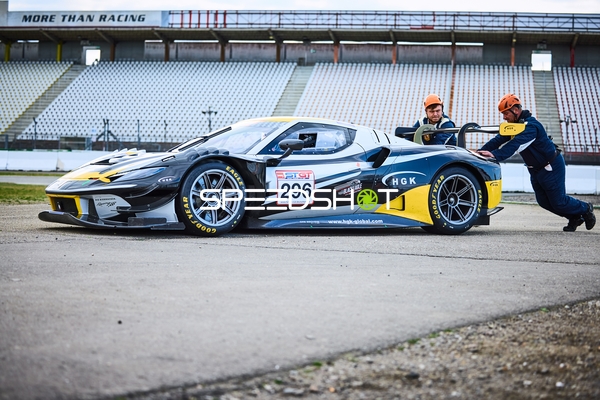 Rennwagen mit Startnummer 296 wird geschoben