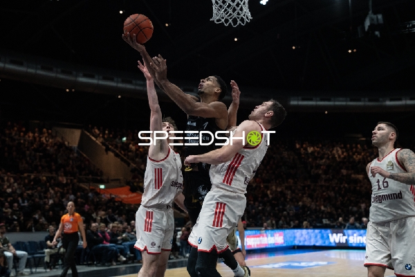 David NGuessan (1; Basketball Löwen Braunschweig) am Korb gegen Justinian Jessup (10; FC Bayern Basketball) und Stefan Jovic (16; FC Bayern Basketball)