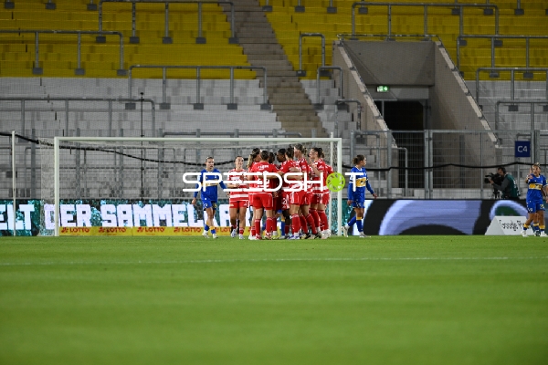 Spielerinnen beider Teams in Aktion