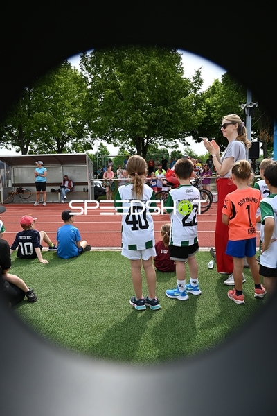 Kinder am Spielfeldrand