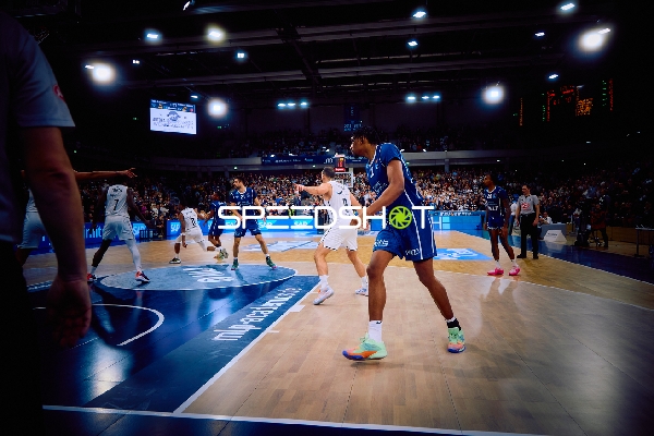 Spieler im Angriff während eines Basketballspiels