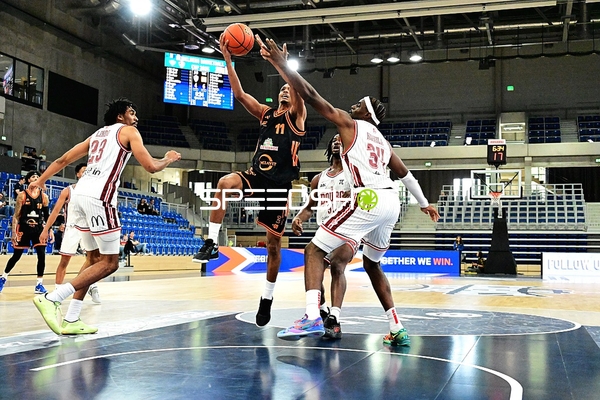 Ricky Lindo (23; JL Bourg Basket) verteidigt gegen Alonzo Verge (11; Rasta Vechta)