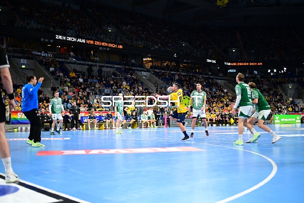 Jannik Kohlbacher (80; Rhein Neckar Löwen) wirft aufs Tor