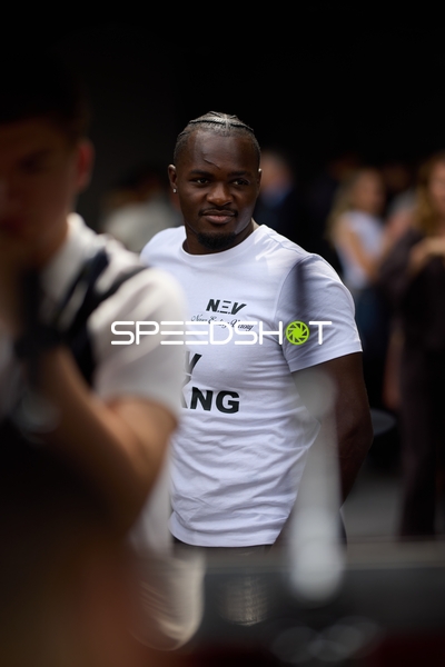 Ringside-Zone Face-Off