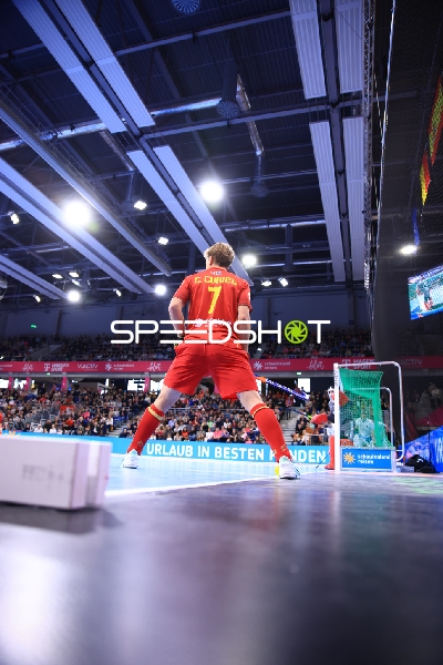 Cesar CURIEL (7; Spanien) mit Ball vor Tor