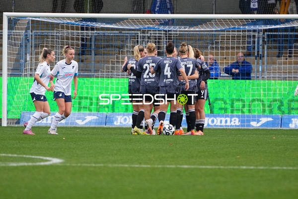 Spielerinnen beobachten Jubel