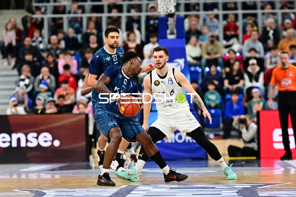 Ferdinand Zylka (6; Basketball Löwen Braunschweig) und Mateo Seric (21; MLP Academics Heidelberg) in Aktion