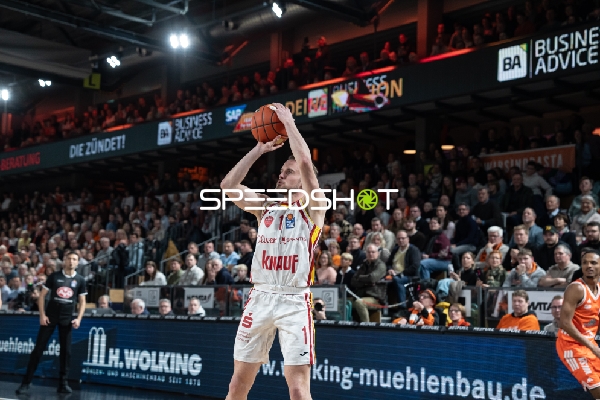 Spielaktion mit Lukas Herzog (1; Würzburg Baskets) und Alonzo Verge Jr. (11; Rasta Vechta)