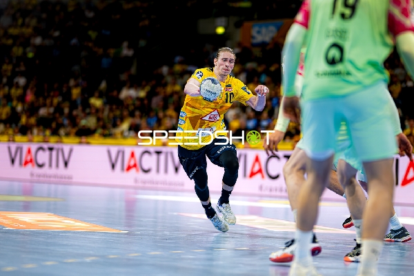 Juri Knorr wirft aufs Tor