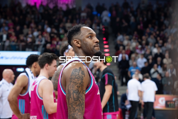 Szene mit Jeff Garrett Jr. (4; Telekom Baskets Bonn) nach dem Spiel