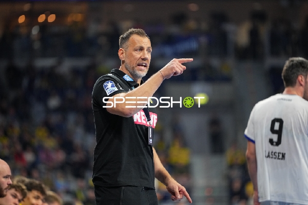 Maik Machulla (999; Rhein Neckar Löwen) gibt Anweisungen