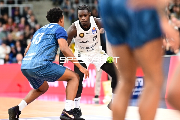 Barra Njie (13; Basketball Löwen Braunschweig) und Eric Reed Jr. (43; MLP Academics Heidelberg) in Aktion