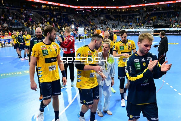 Spieler von Rhein Neckar Löwen verlassen das Spielfeld