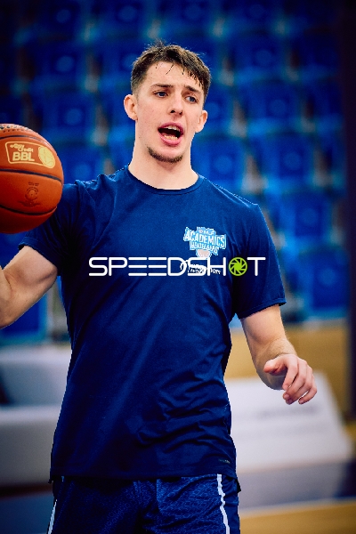 Andrew O’Brien hält einen Basketball während des Trainings.