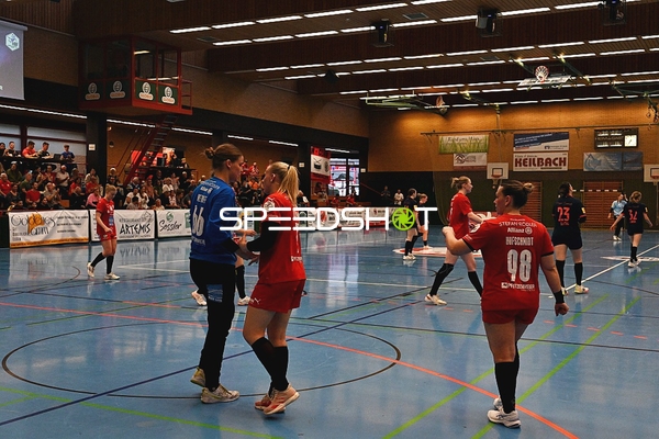 Spielerinnen im Gespräch während des Handballspiels