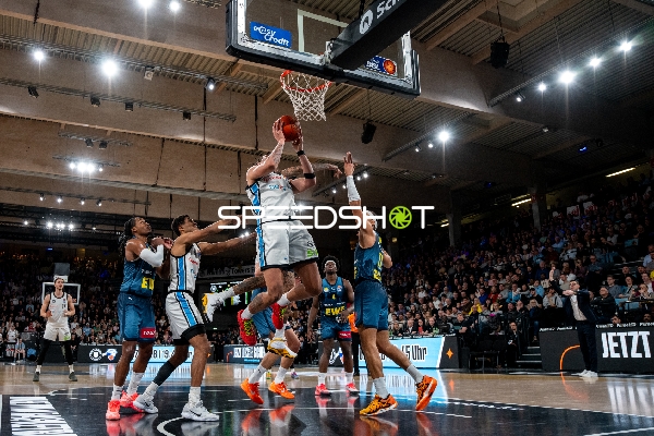 Spielaktion mit Leonard Thorpe Jr. (2; Veolia Towers Hamburg) und Kyle Lofton (0; EWE Baskets Oldenburg)