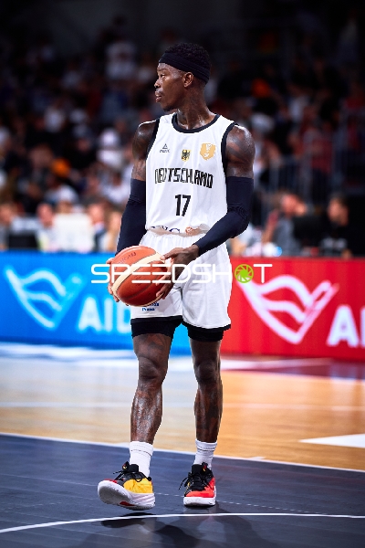 Dennis Schröder (17; Deutschland) auf dem Court