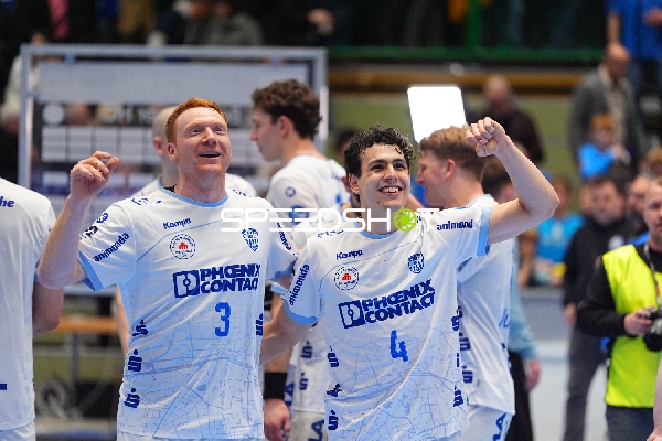 Nicolai Theilinger (3; TBV Lemgo) und Samuel Zehnder (4; TBV Lemgo) feiern